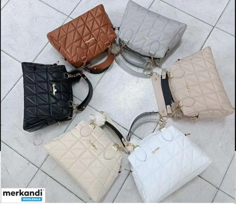 Amplia tu colección mayorista con bolsos de mujer en diferentes colores y modelos.