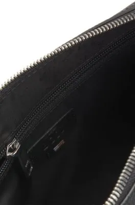 Bolso bandolera de piel granulada con candado metálico extraíble