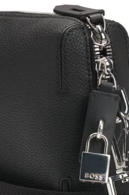 Bolso bandolera de piel granulada con candado metálico extraíble