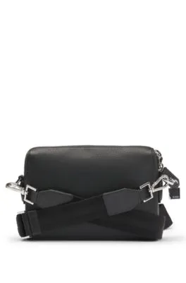 Bolso bandolera de piel granulada con candado metálico extraíble