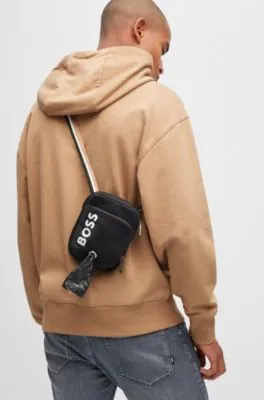 Bolso cruzado para pasear perros con logotipo en contraste