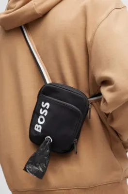 Bolso cruzado para pasear perros con logotipo en contraste