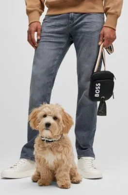 Bolso cruzado para pasear perros con logotipo en contraste