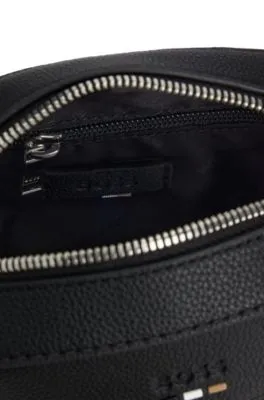 Bolso mensajero de piel sintética granulada con detalles de la marca