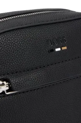 Bolso mensajero de piel sintética granulada con detalles de la marca