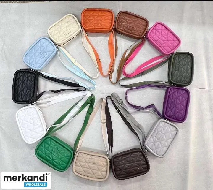 Bolsos de mujer al por mayor con una amplia gama de colores y modelos.