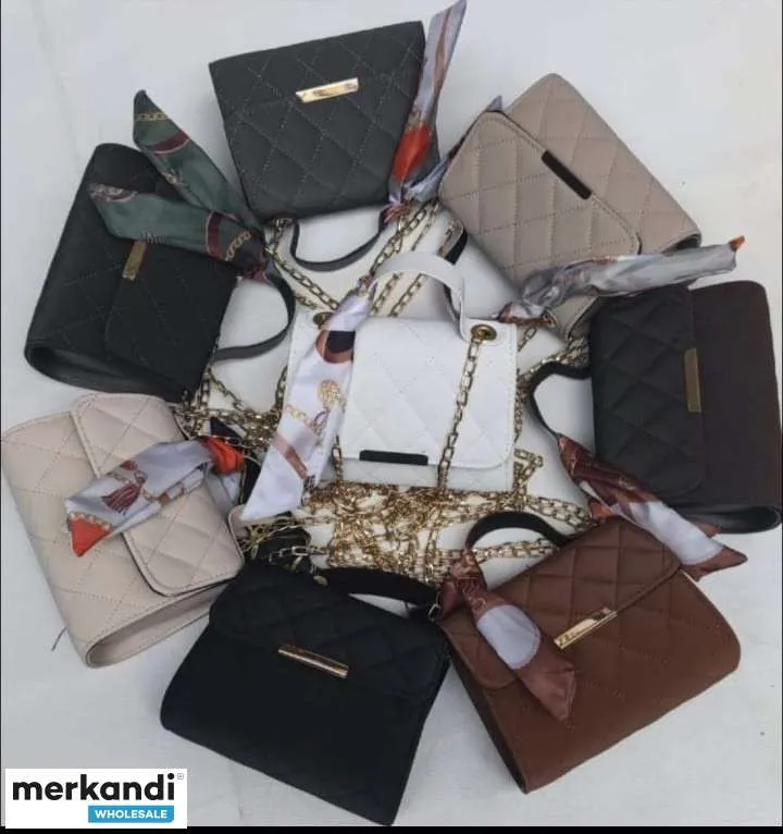 Bolsos de mujer al por mayor con una amplia gama de colores y modelos.