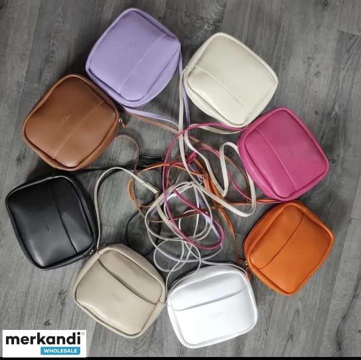 Bolsos de mujer al por mayor con una amplia gama de opciones de colores y modelos.