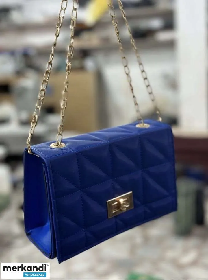 Bolsos de mujer al por mayor con una amplia gama de opciones de colores y modelos.