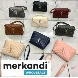 Bolsos de mujer al por mayor ofrecidos en una variedad de colores y modelos.
