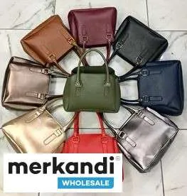 Bolsos de mujer al por mayor ofrecidos en una variedad de colores y modelos.