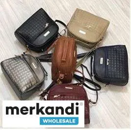 Bolsos de mujer al por mayor ofrecidos en una variedad de colores y modelos.