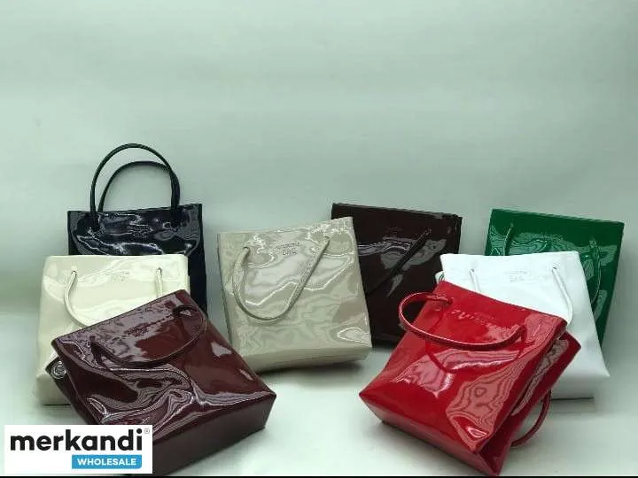 Bolsos de mujer DMY al por mayor con variedad de variantes de color y modelo.