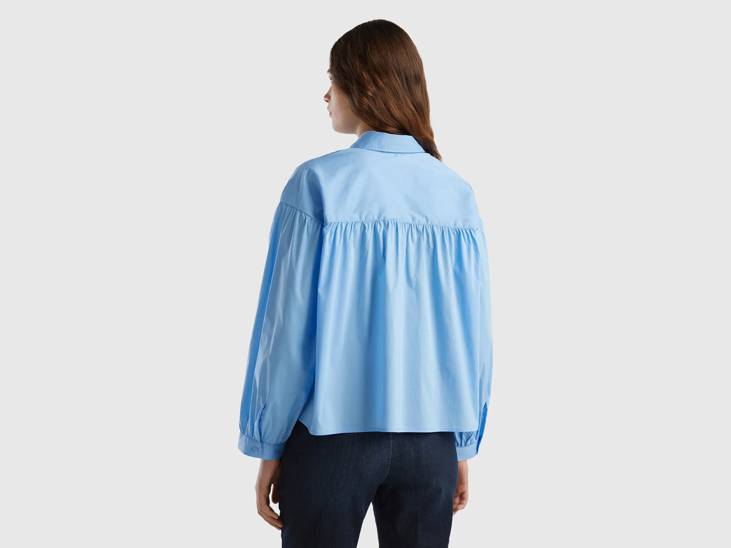 Camisa boxy fit con mangas abullonadas