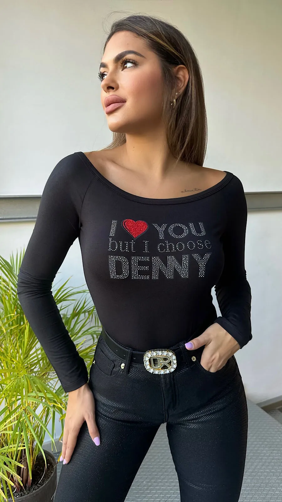 Camiseta Negra Escote Barco