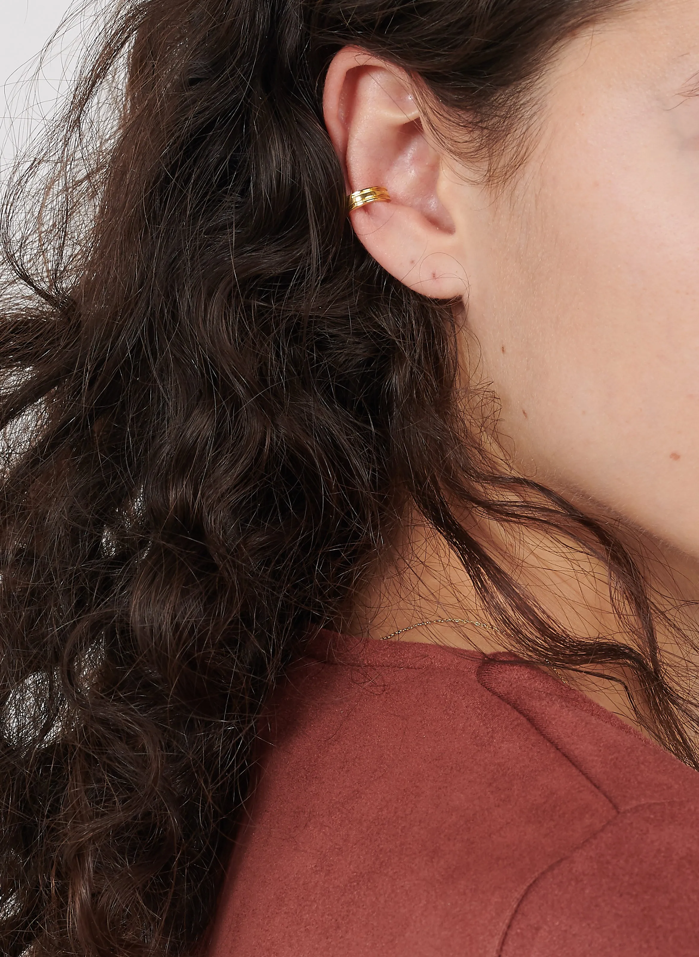 CAROLINE NAJMAN Ear cuff de latón dorado en dorado