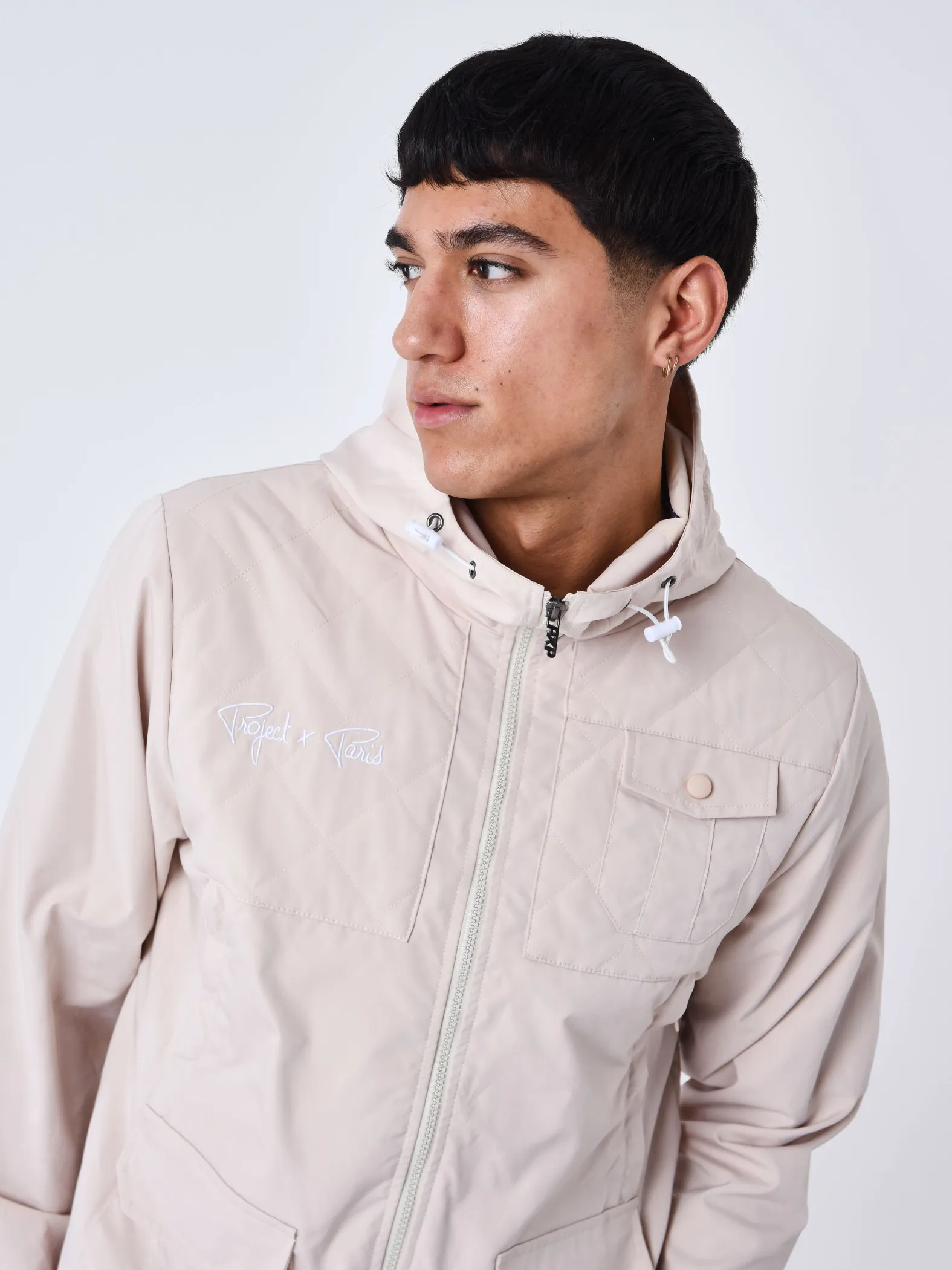 Chaqueta con capucha y canesú
