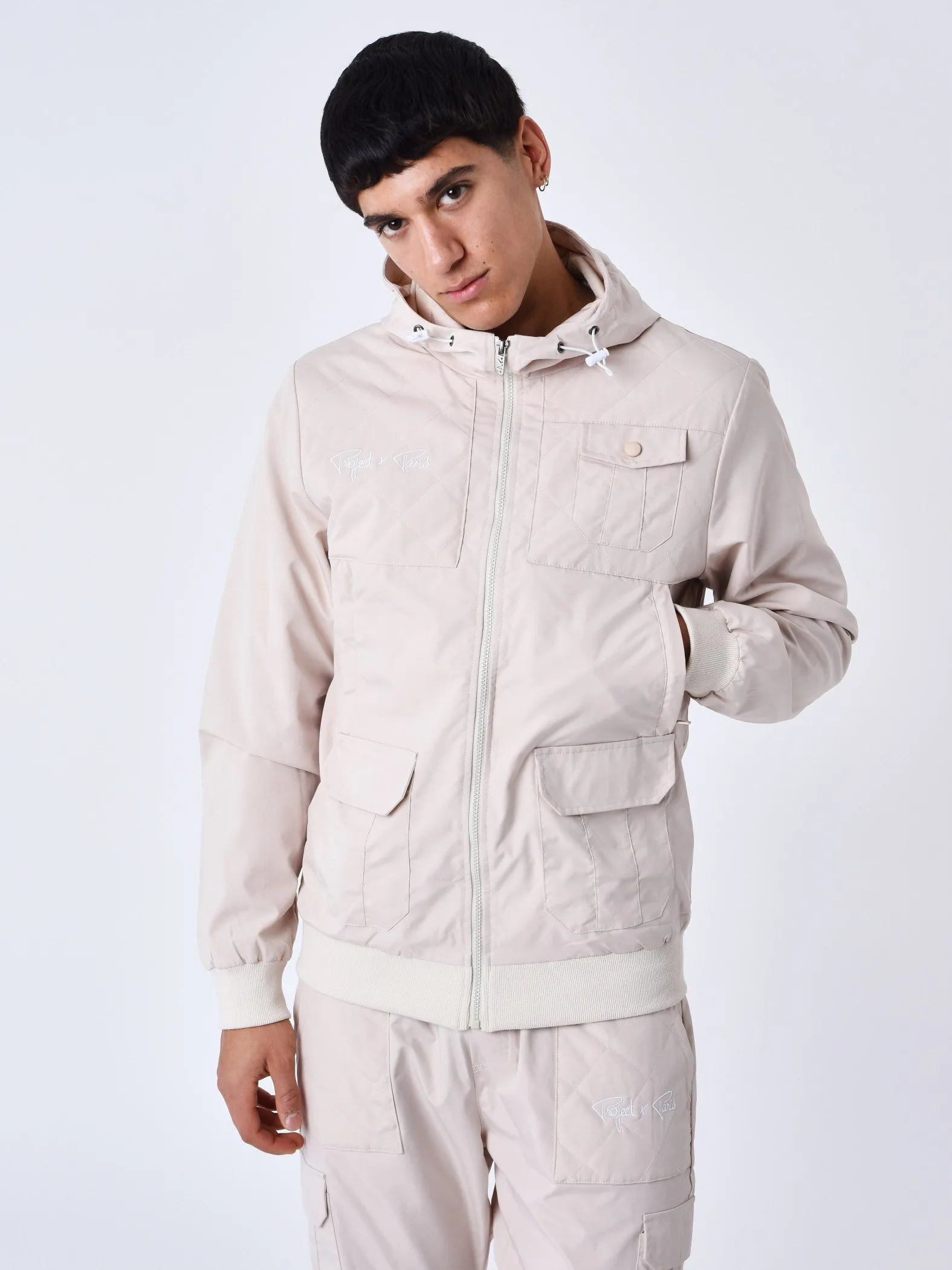 Chaqueta con capucha y canesú