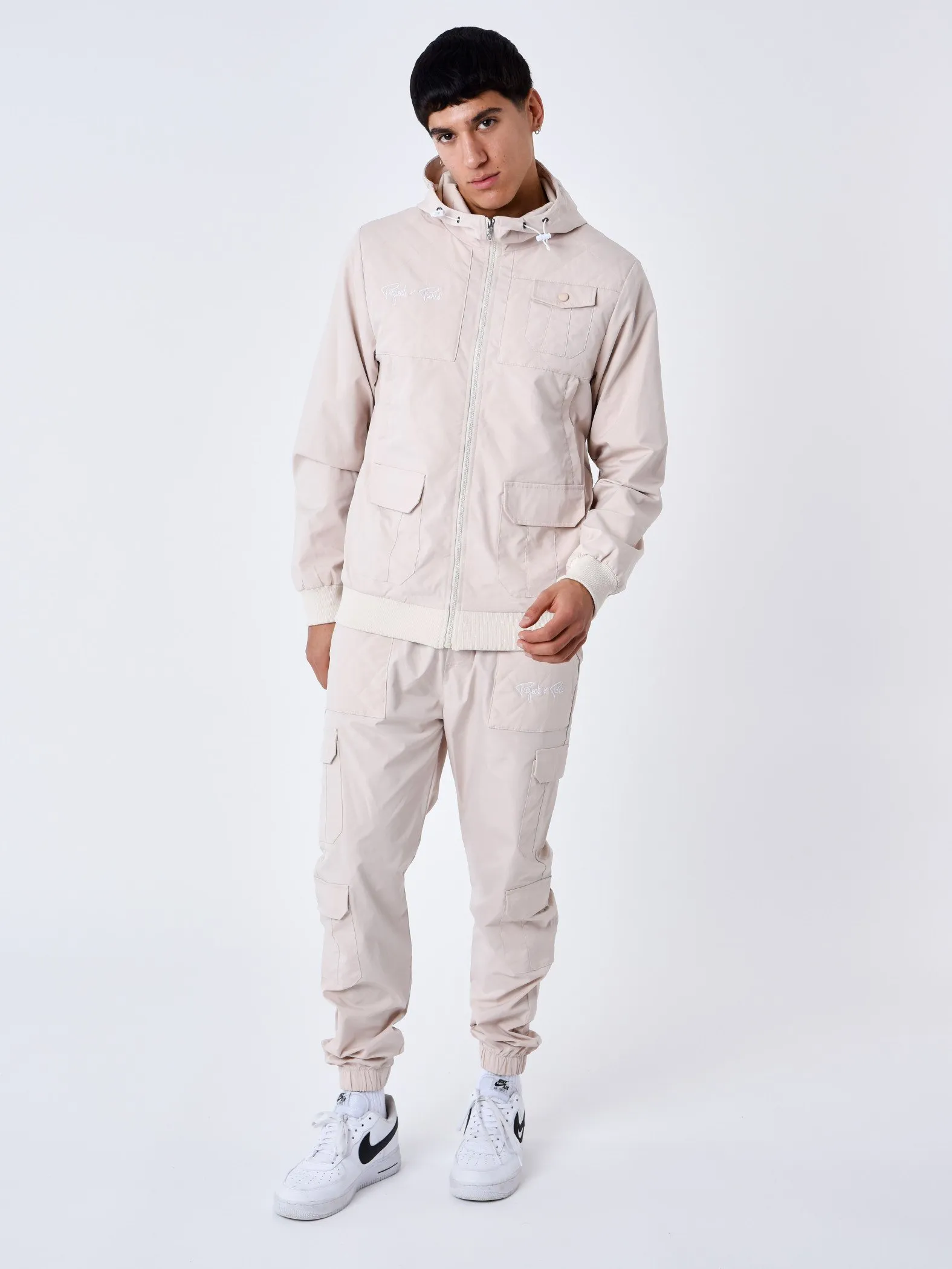 Chaqueta con capucha y canesú