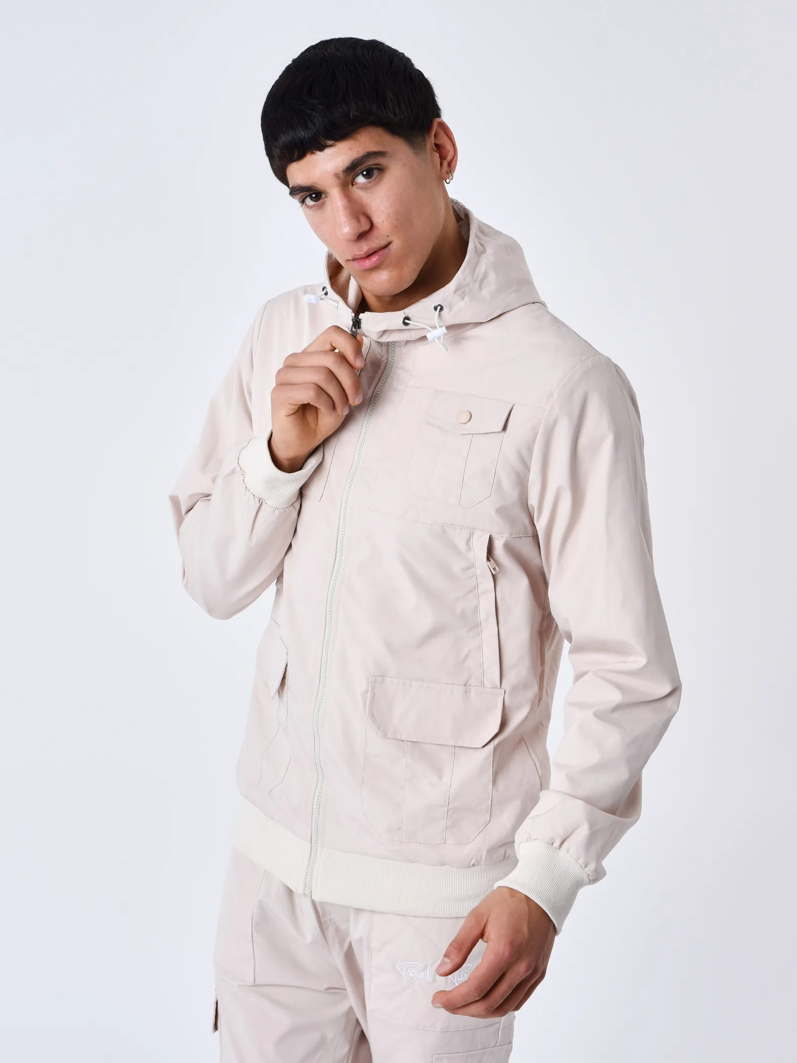 Chaqueta con capucha y canesú