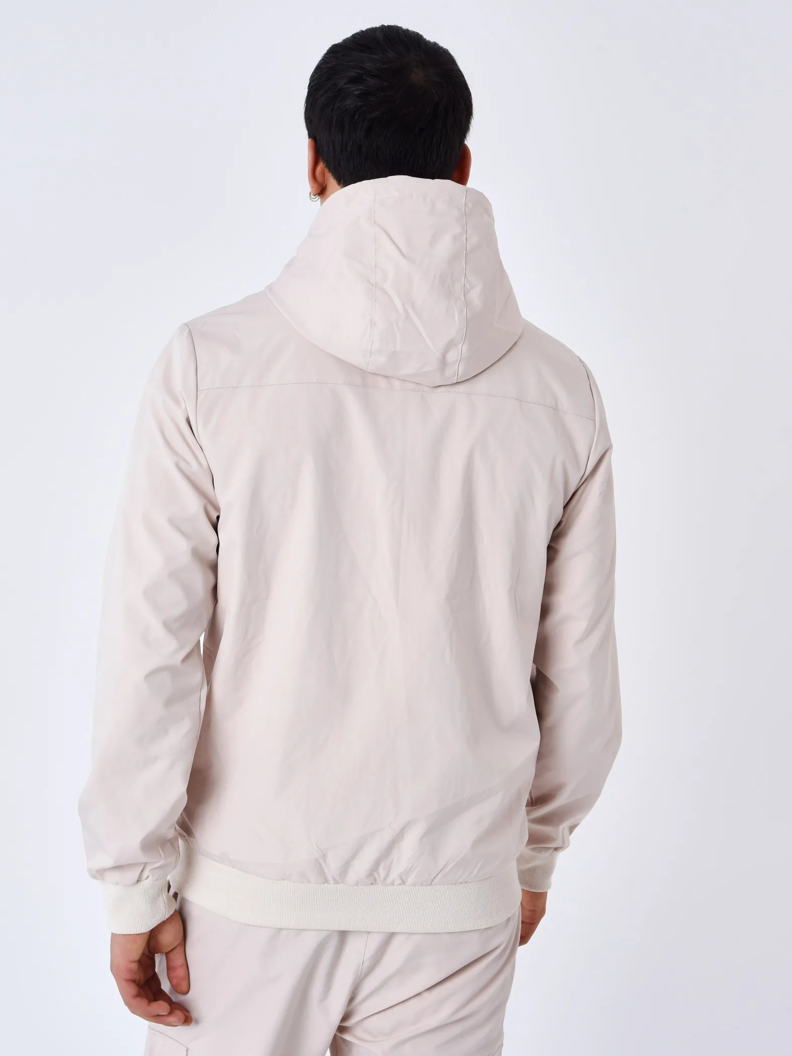 Chaqueta con capucha y canesú