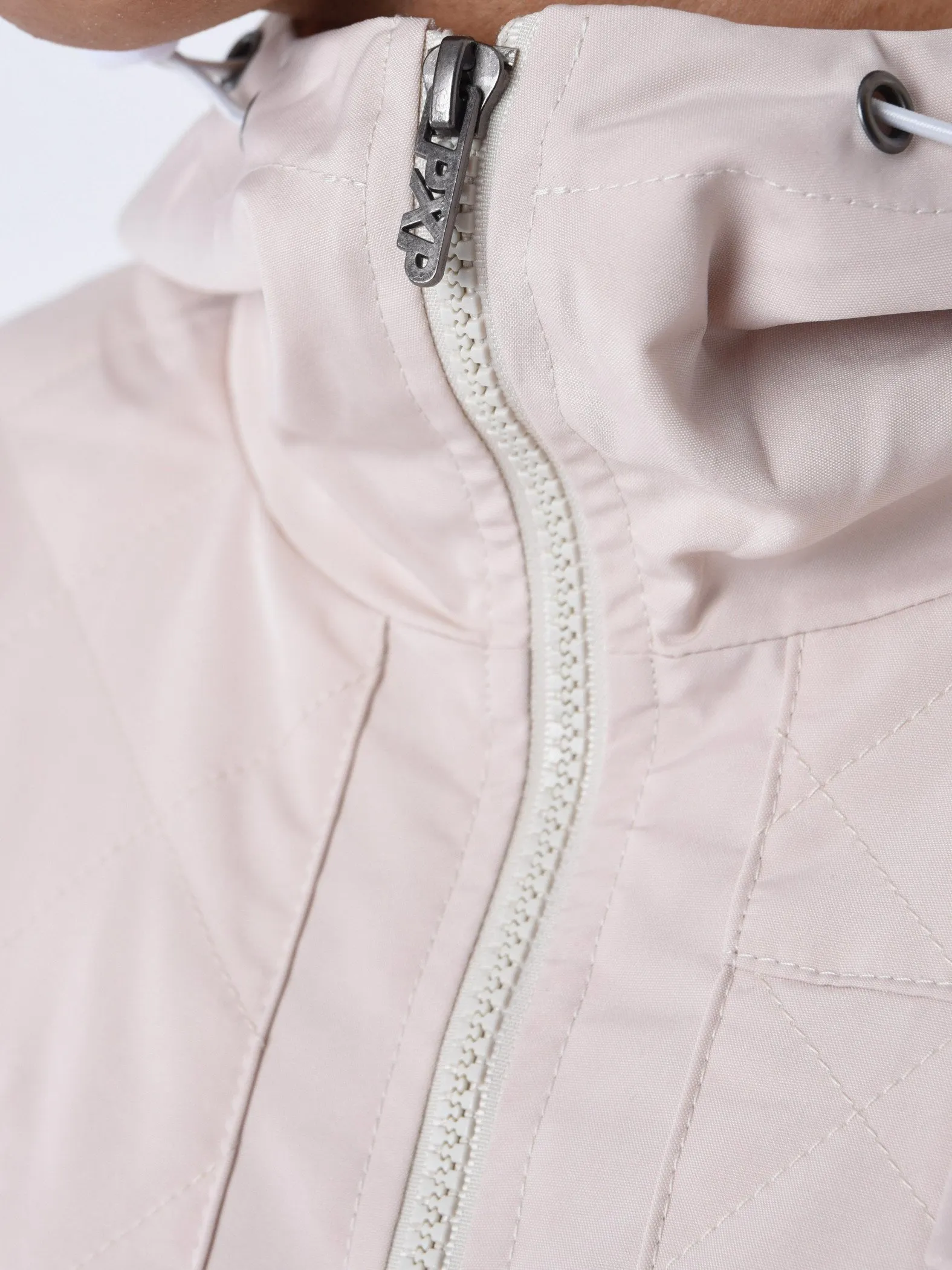 Chaqueta con capucha y canesú
