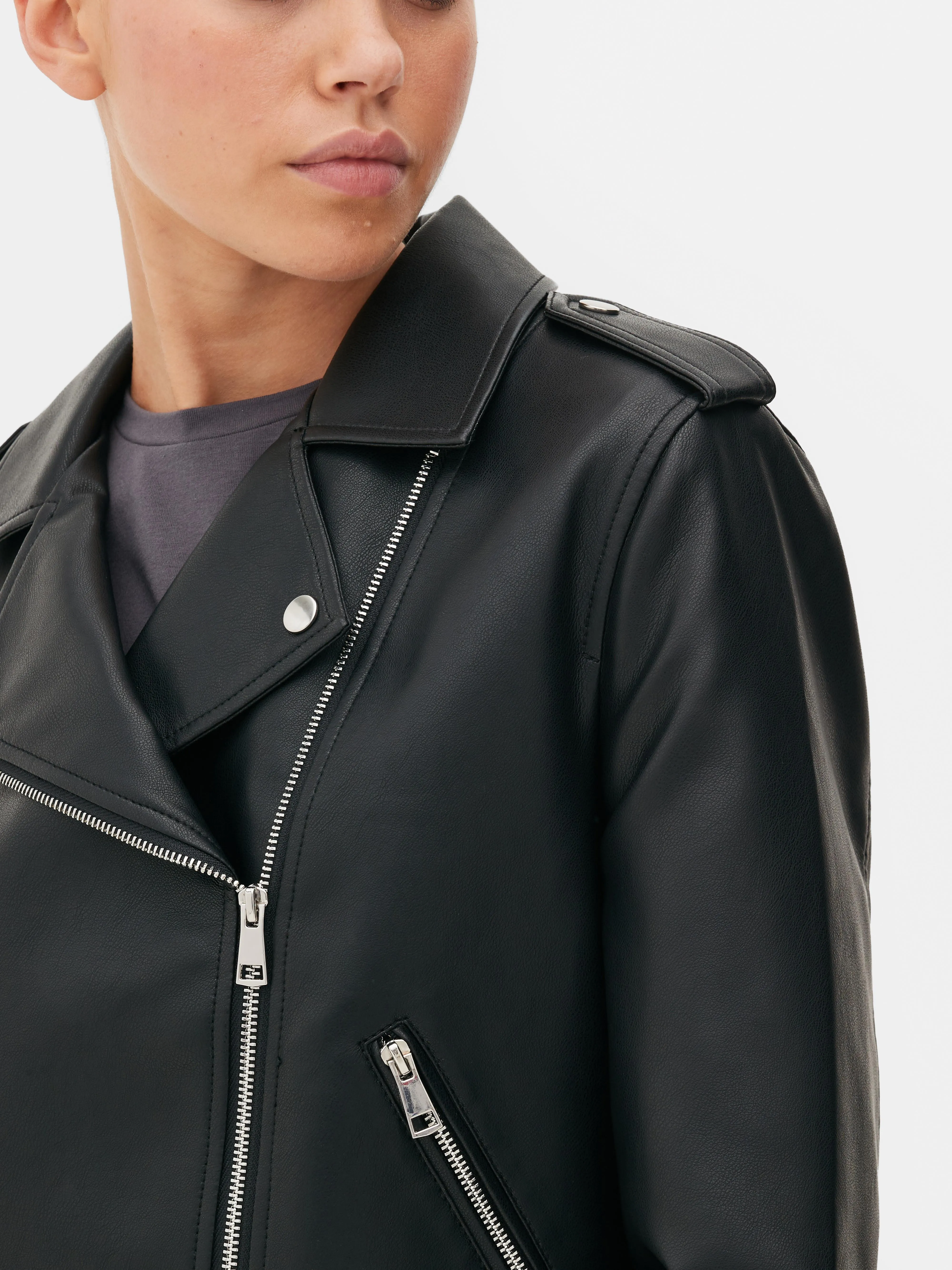 Chaqueta motera básica de cuero sintético