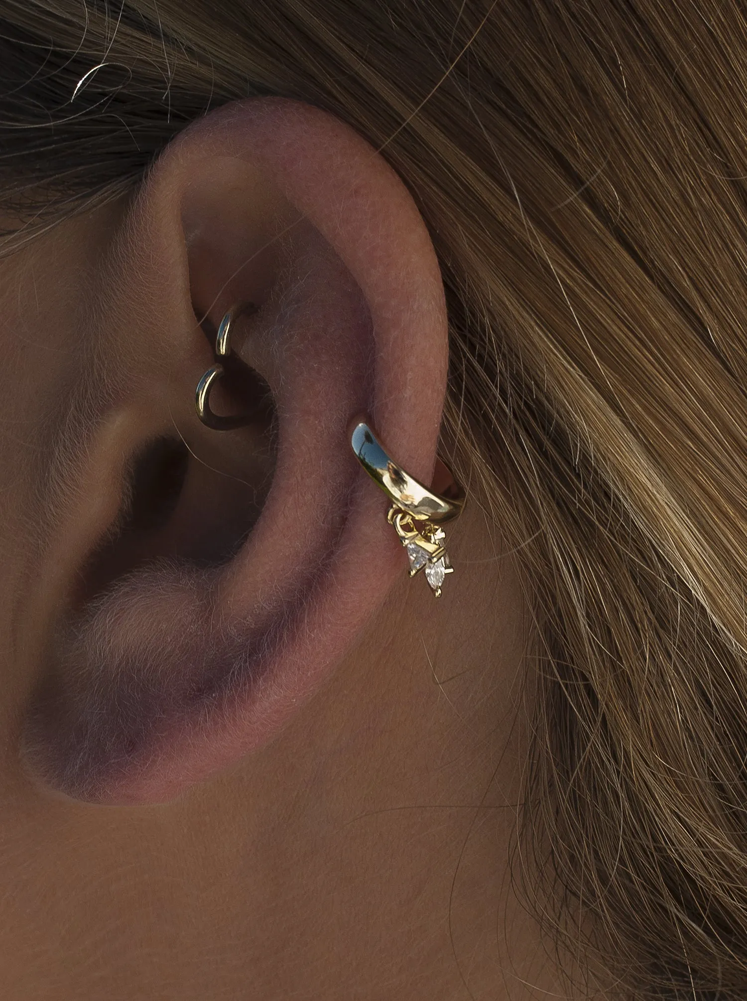 Ear cuff de plata baada en oro diseo circonitas colgando