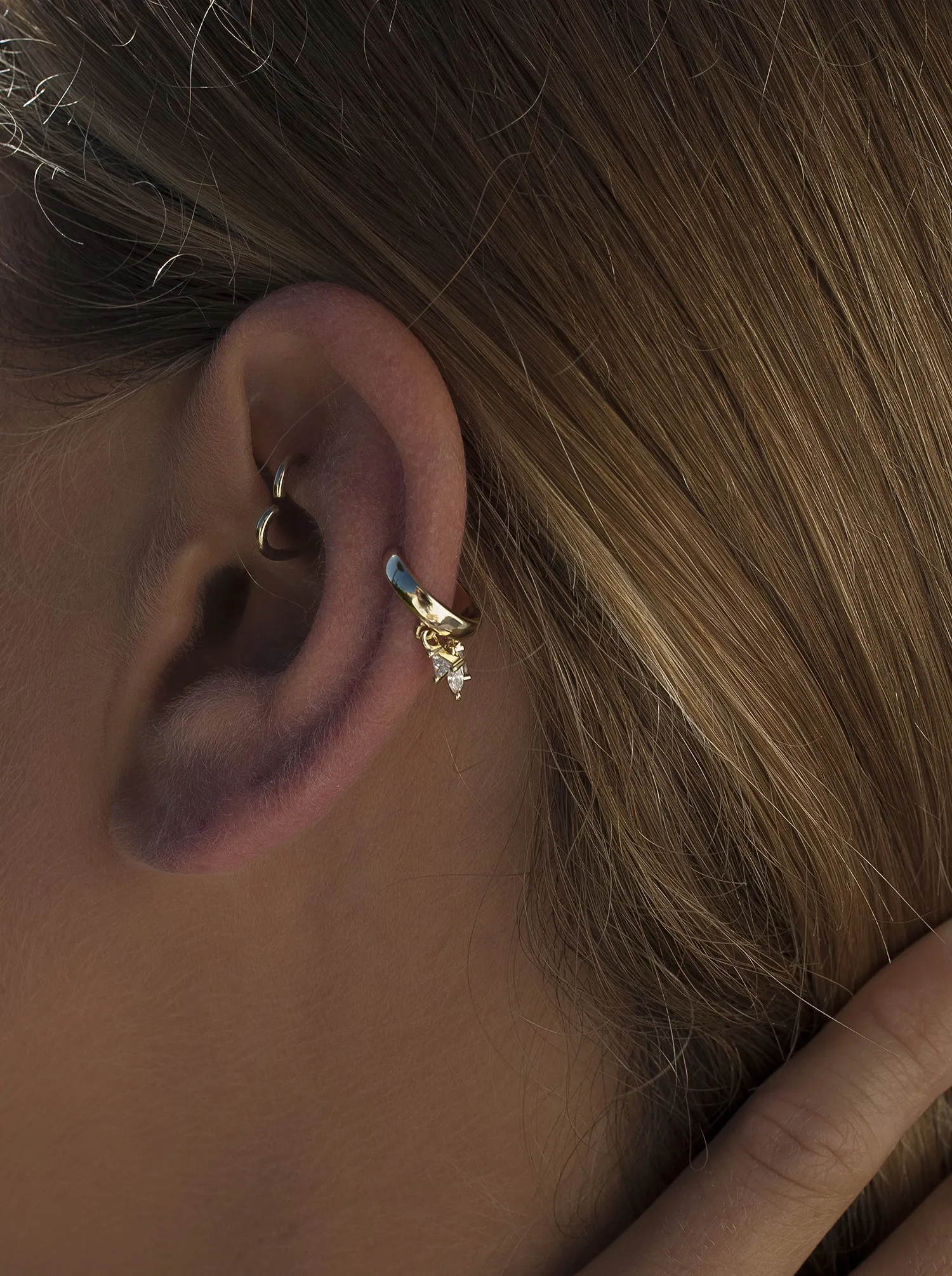 Ear cuff de plata baada en oro diseo circonitas colgando