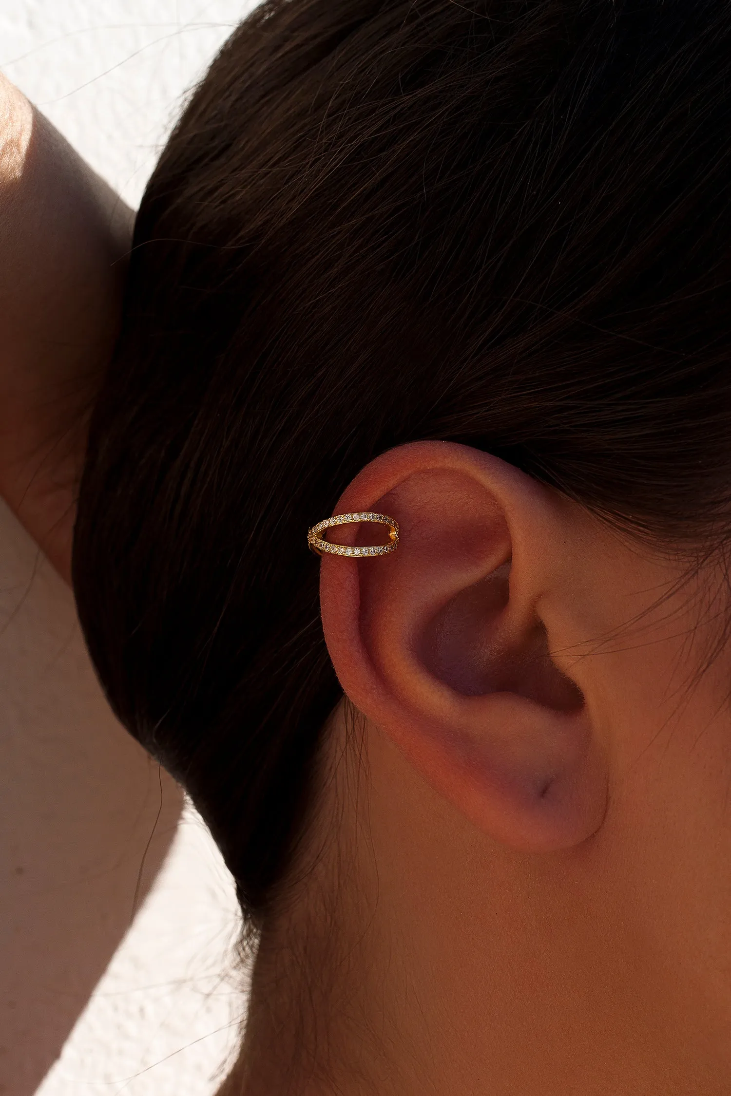 Ear cuff de plata baada en oro diseo cruzado de circonitas