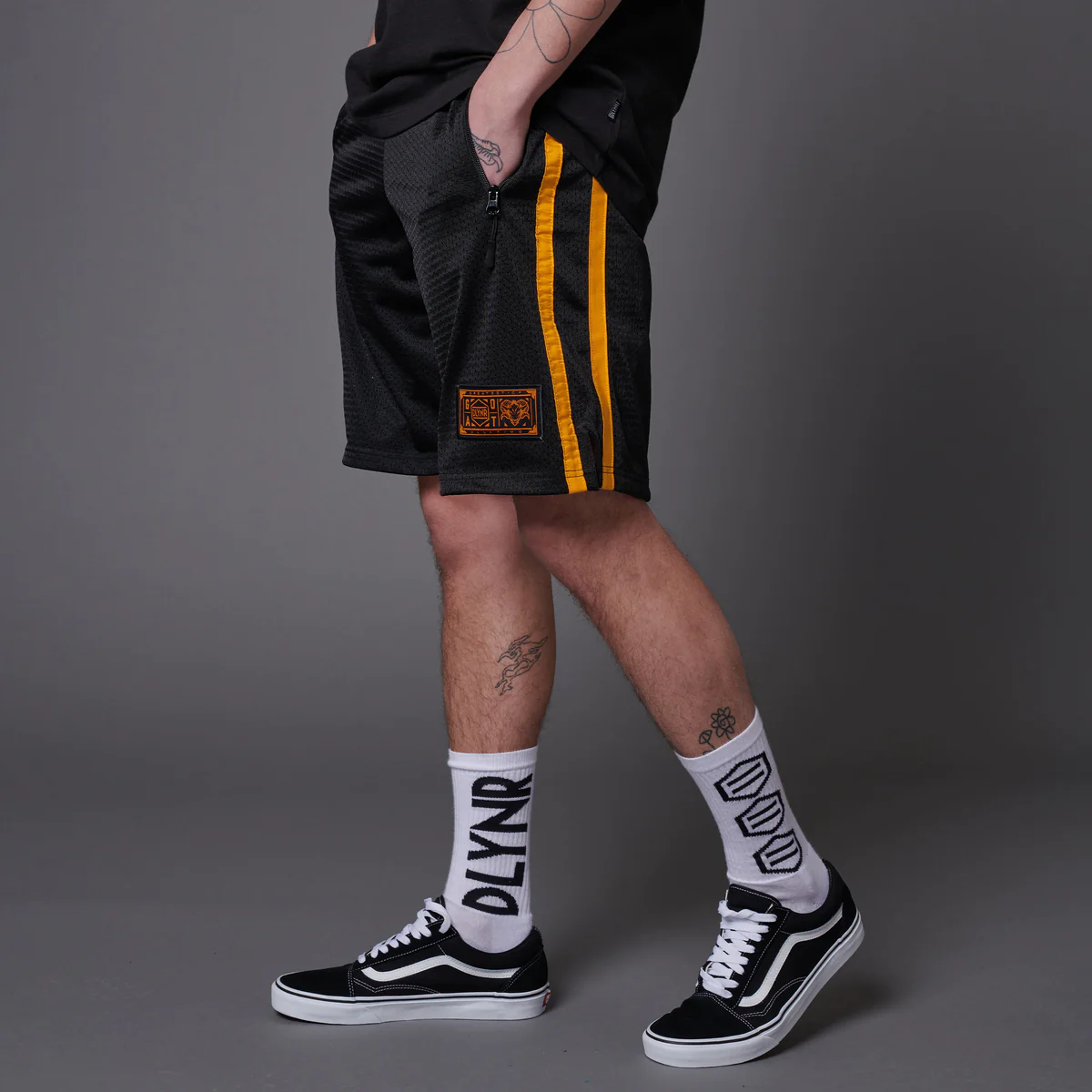 PANTALóN CORTO DOLLY NOIR GOAT PLAYMAKER EASYSHORTS BLACK  PA444PS01 BLACK CON FRANJAS AMARILLAS