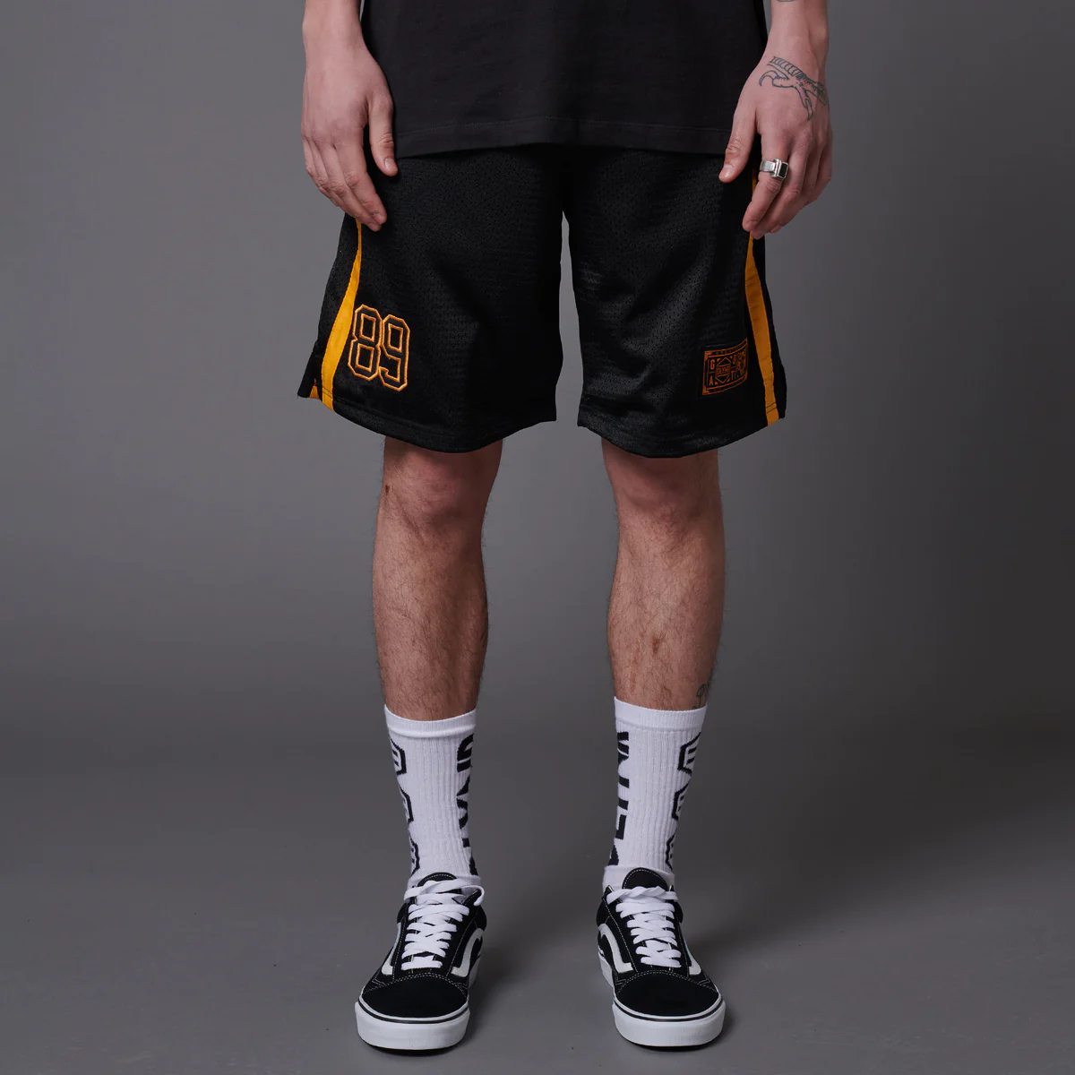 PANTALóN CORTO DOLLY NOIR GOAT PLAYMAKER EASYSHORTS BLACK  PA444PS01 BLACK CON FRANJAS AMARILLAS