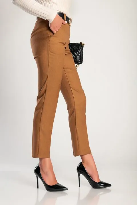Pantalón largo elegante con pernera ajustada, color camelllo