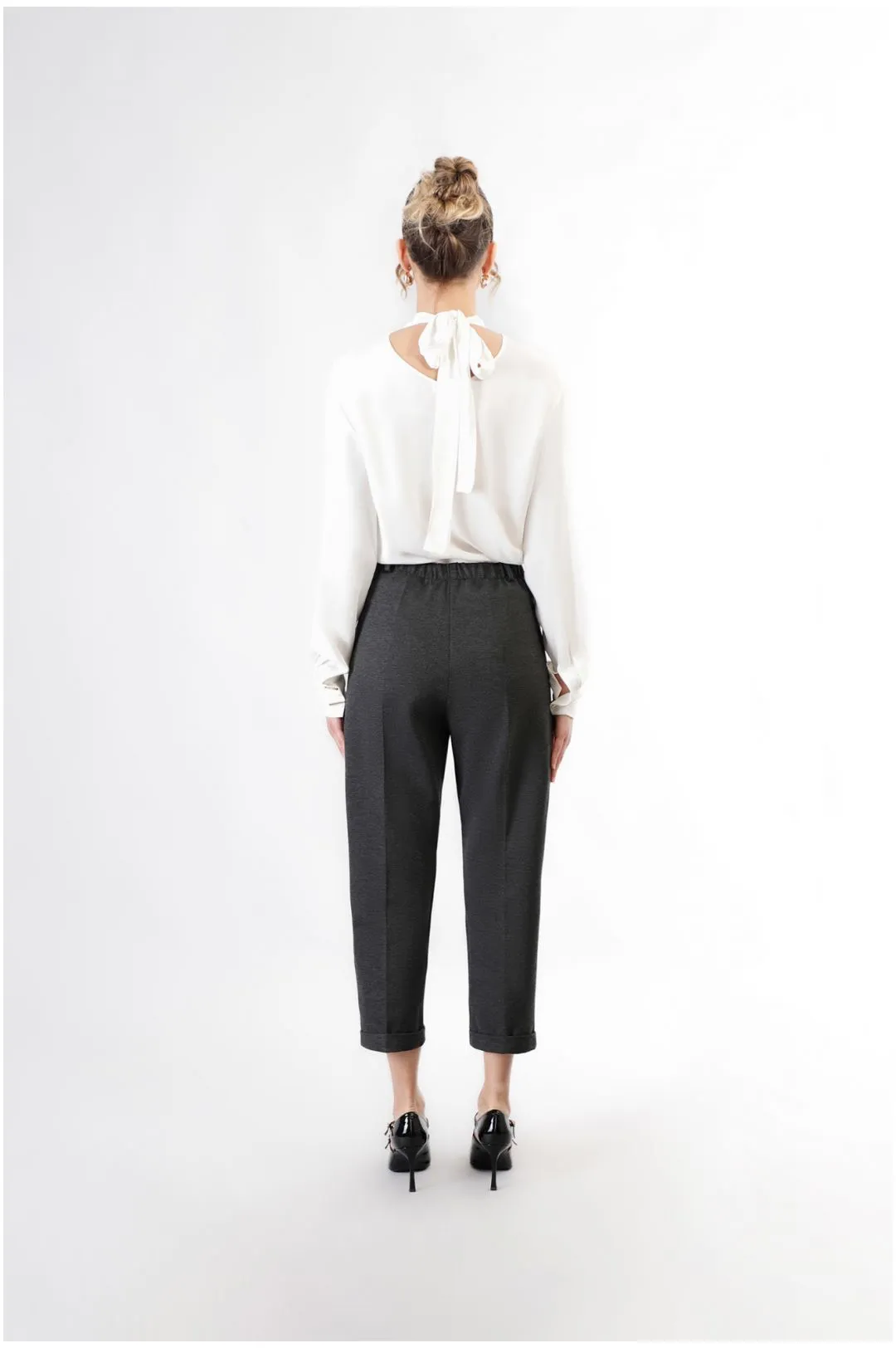 pantalón recto con pinzas smoke