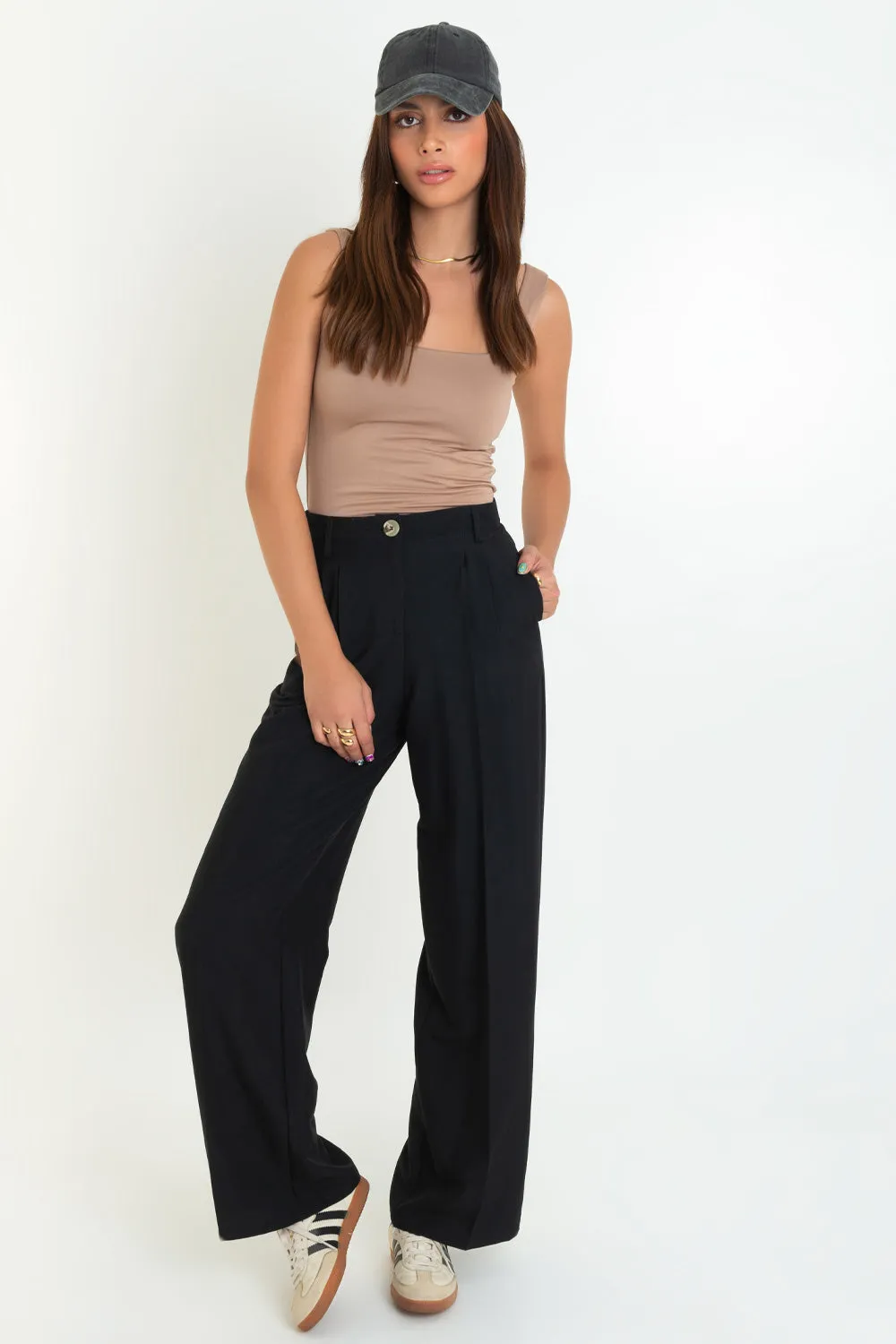 Pantalón wide leg con pinzas de botón en contraste