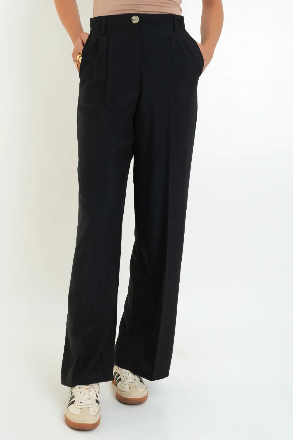 Pantalón wide leg con pinzas de botón en contraste