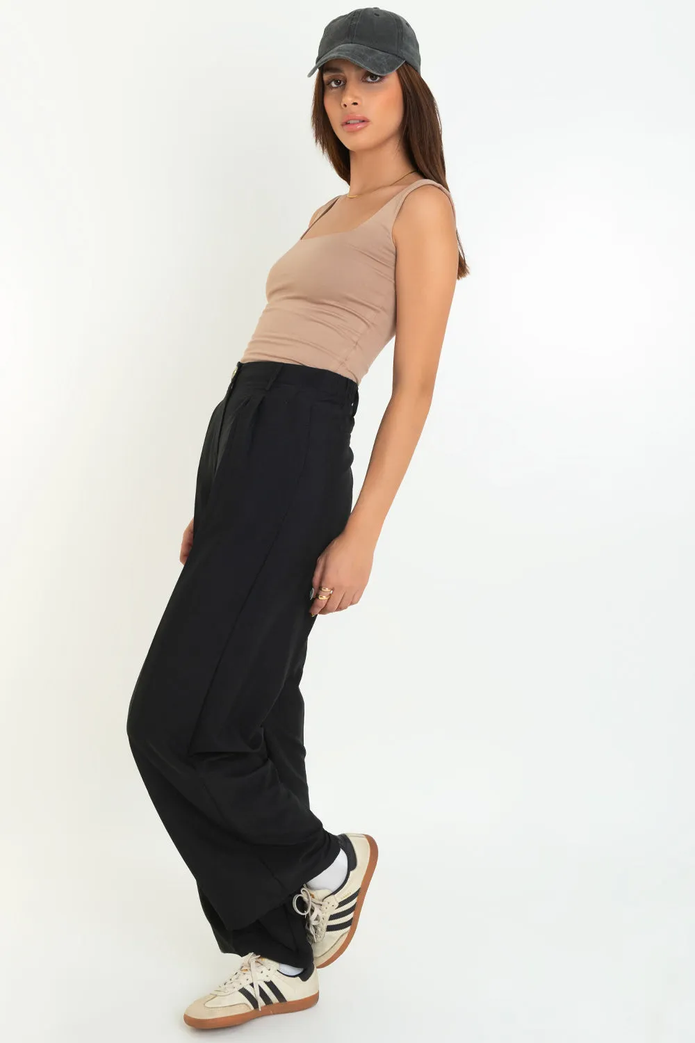 Pantalón wide leg con pinzas de botón en contraste