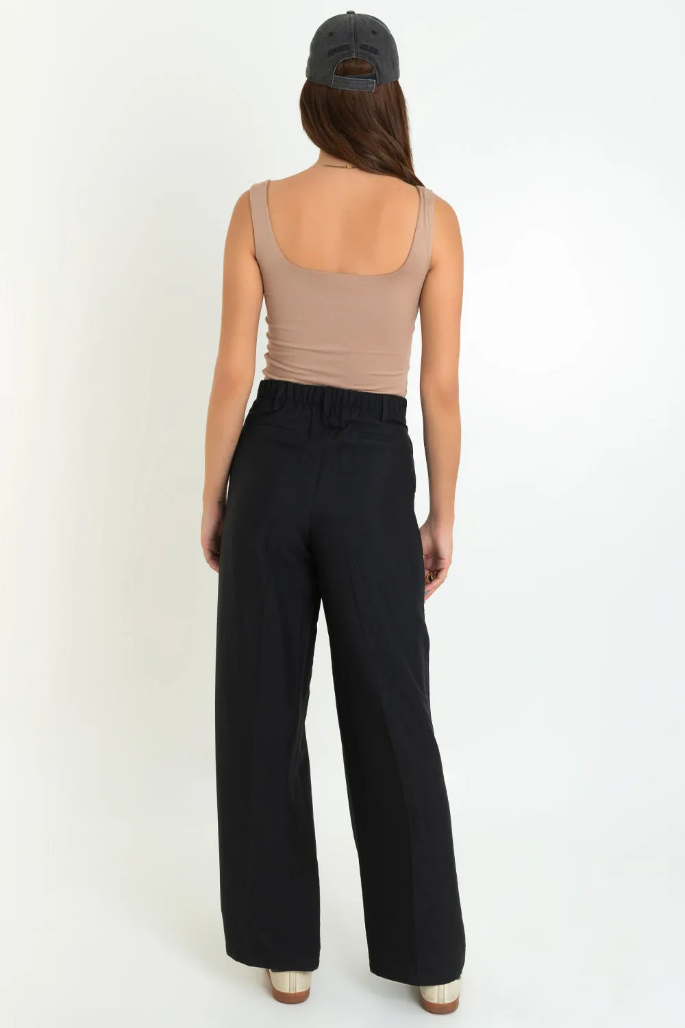 Pantalón wide leg con pinzas de botón en contraste