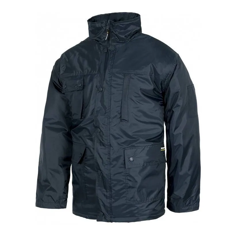 Parka básica acolchada e impermeable, capucha. 100% poliéster.