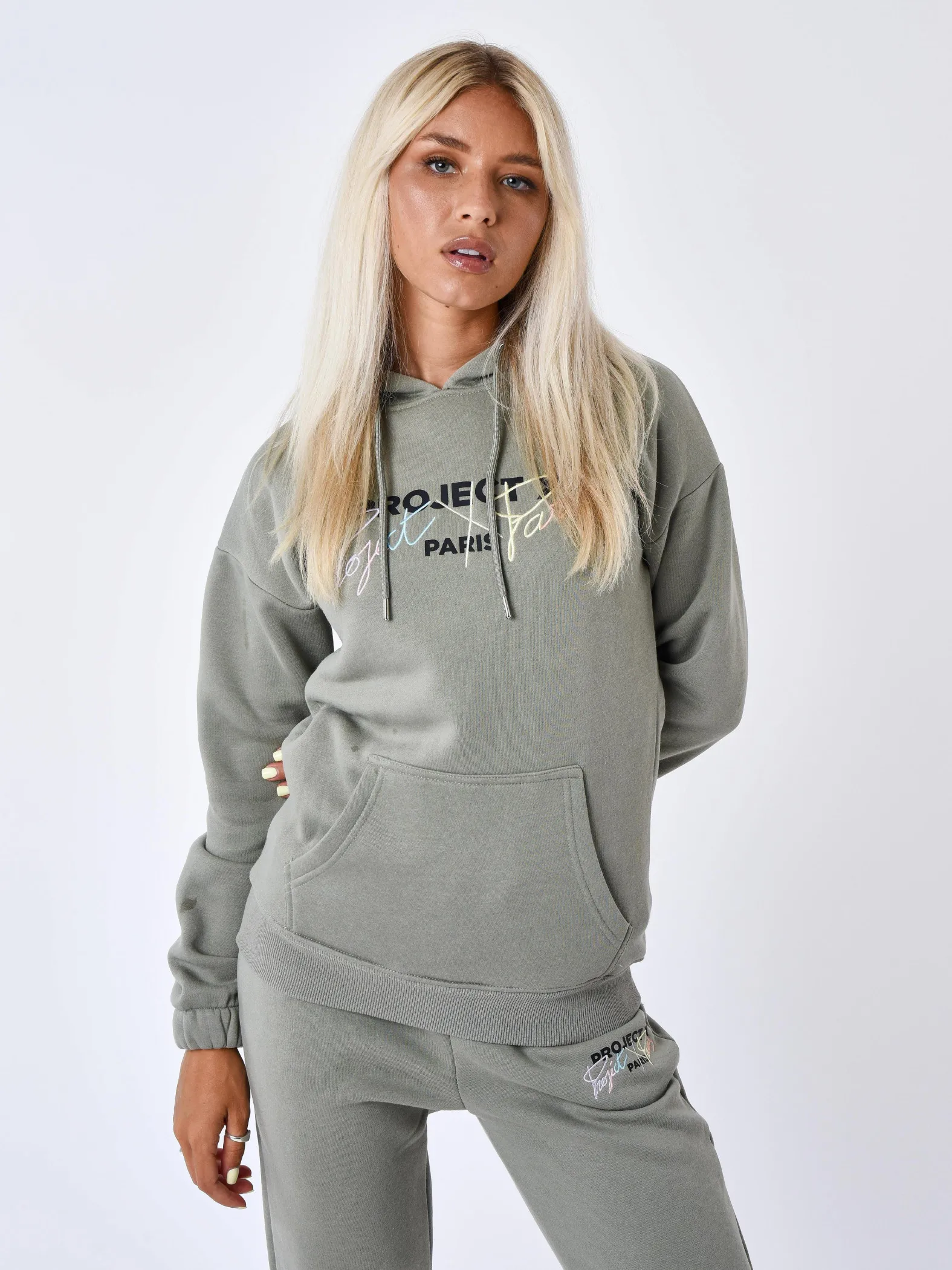 Sudadera con capucha bordada