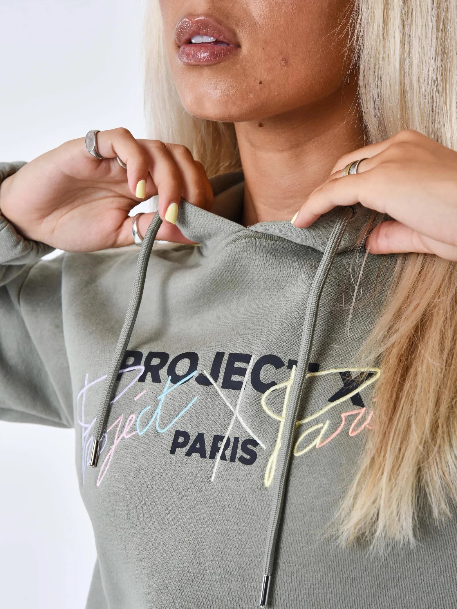 Sudadera con capucha bordada